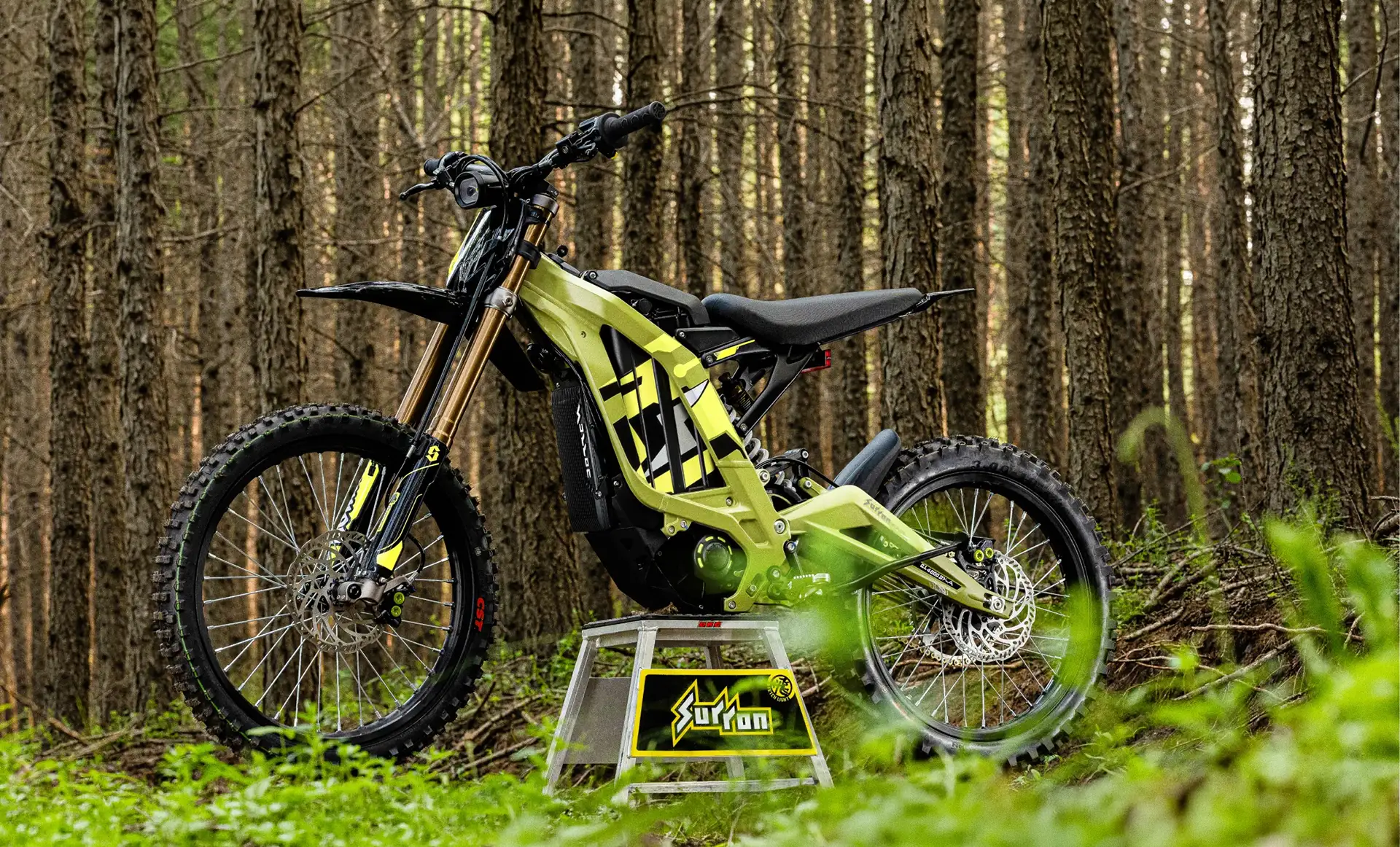Surron Light Bee X 2025 en bosque